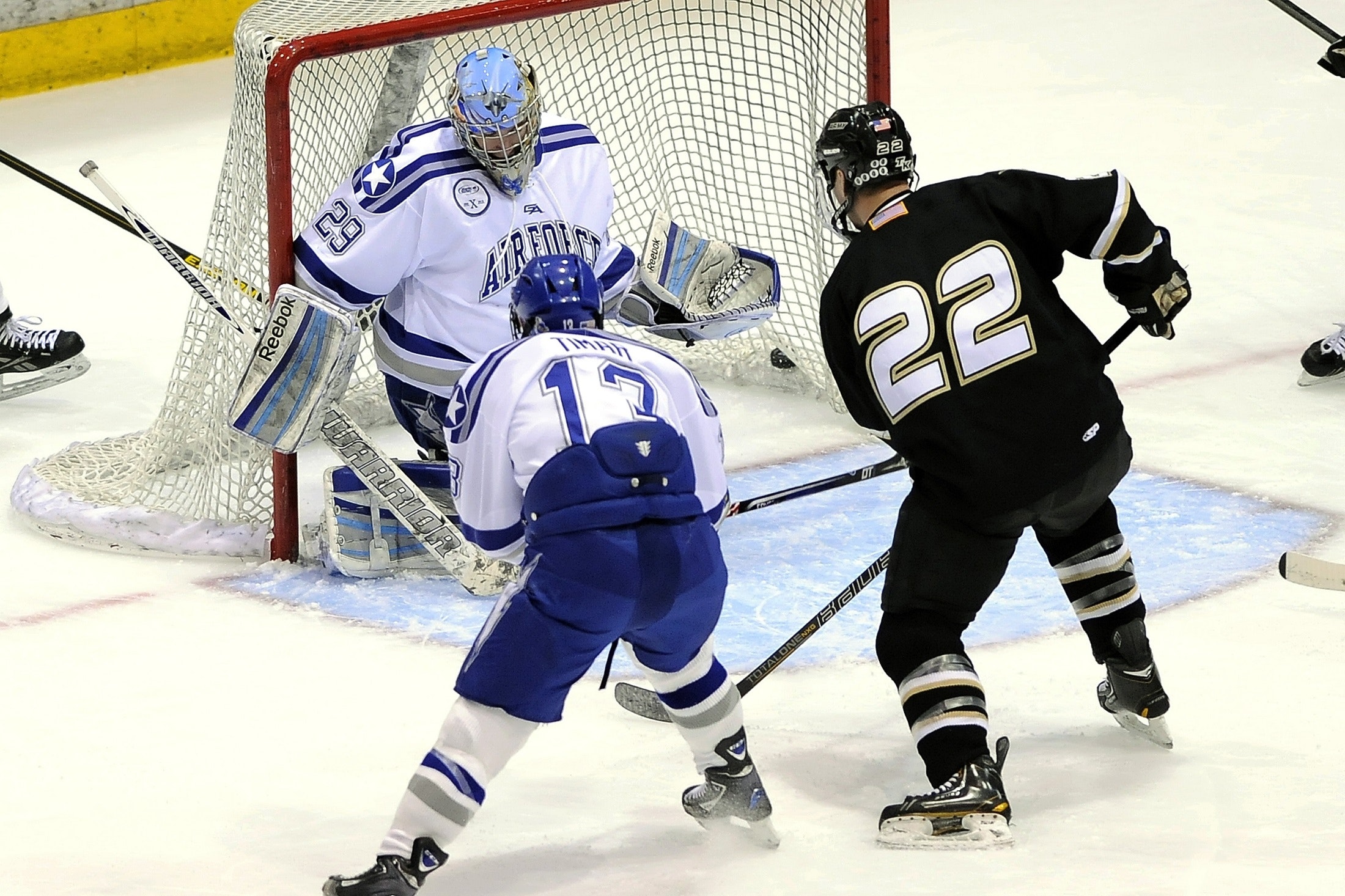 Grabbar som spelar ishockey